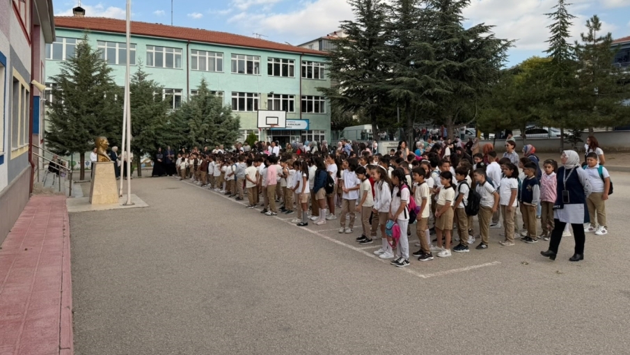 Sivrihisar’da 2 bin 715 öğrenci için ilk ders zili çaldı