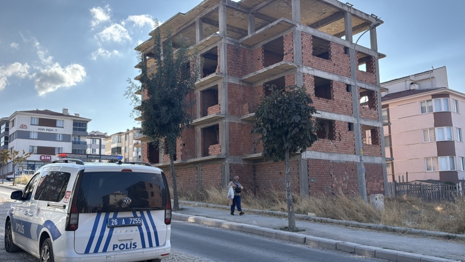 Eskişehir’de inşaatın 4’üncü katından düşen kişi ağır yaralandı