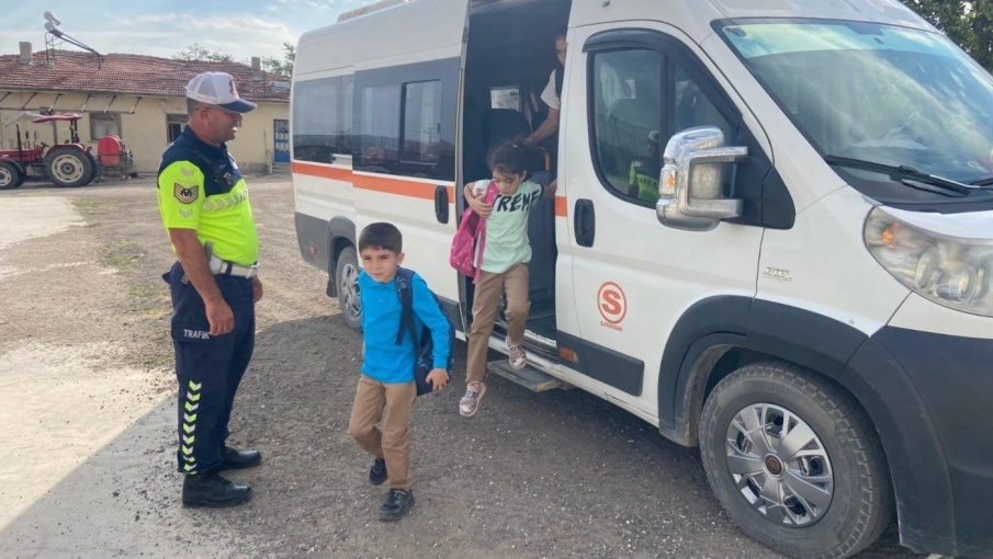 Eskişehir’de okul çevrelerinde geniş denetim: 823 kişi kontrol edildi