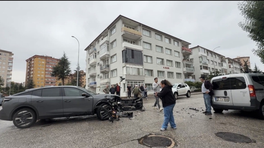 Eskişehir’de kavşakta iki araç çarpıştı: Kaza sonrası gerginlik yaşandı
