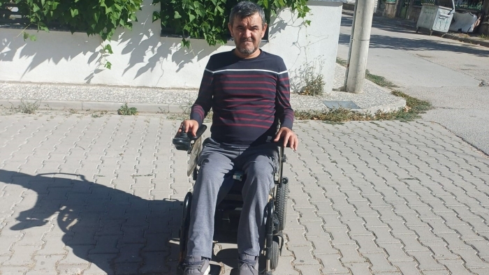 Engelli rampasının önündeki kaldırım bozuldu: Mahalleli onarım bekliyor