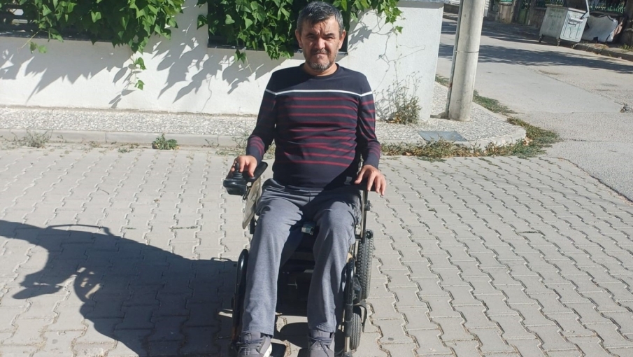 Engelli rampasının önündeki kaldırım bozuldu: Mahalleli onarım bekliyor