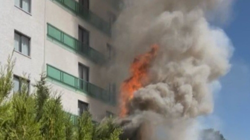 Eskişehir’de apartman bahçesinde yangın paniği: Motosikletler son anda kurtarıldı