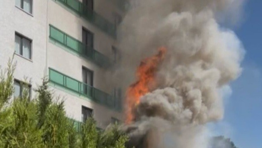Eskişehir’de apartman bahçesinde yangın paniği: Motosikletler son anda kurtarıldı