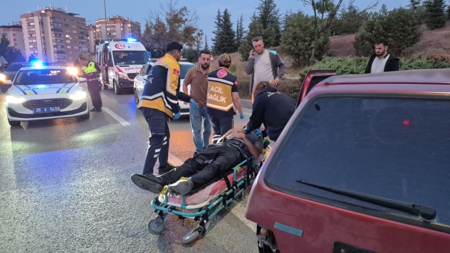 Eskişehir’de kontrolden çıkan otomobil direğe çarptı: Sürücü yaralandı