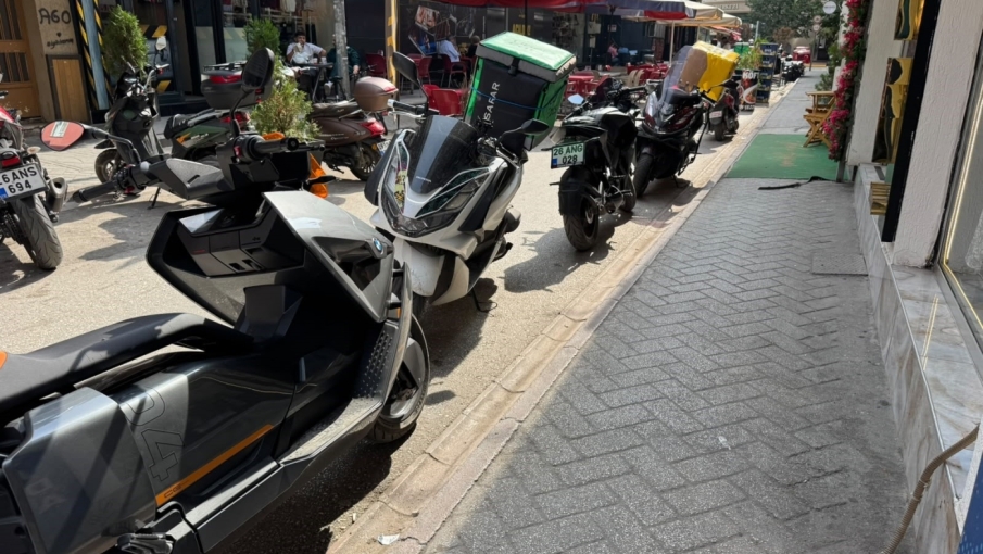 Eskişehir’de trafiğe kapalı sokak motosiklet otoparkına döndü