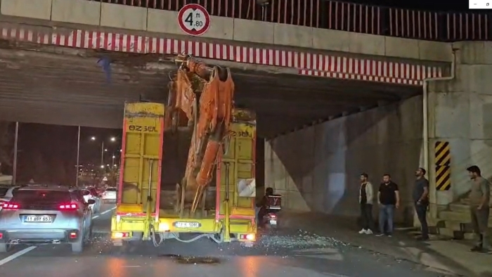 Eskişehir’de iş makinesi taşıyan tır üst geçide sıkıştı: Trafik aksadı