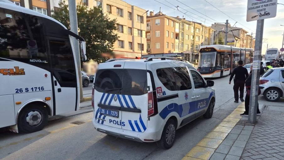 Eskişehir’de otomobil yaşlı kadına çarptı: Tramvay seferleri aksadı