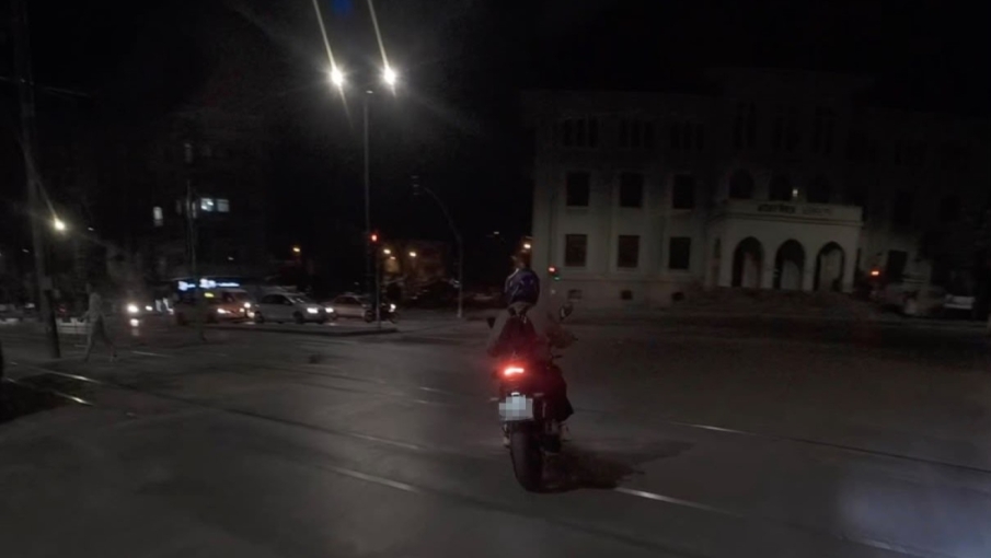 Eskişehir’de yolu şaşıran motosikletli arkadaşını güldürdü
