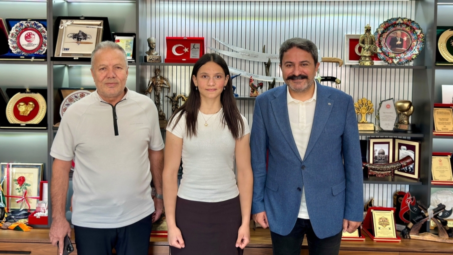 Eskişehirli Emine Sümeyye Yeşilay bilek güreşindeki başarısıyla kampa seçildi