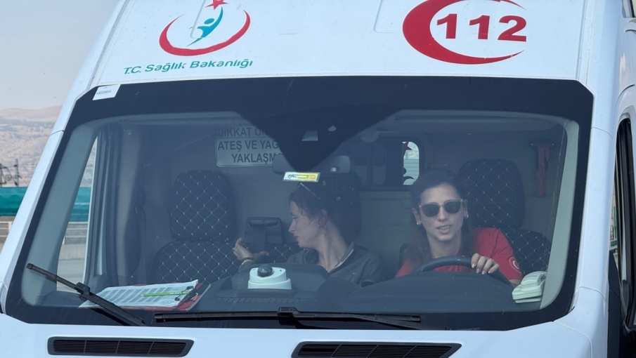 Eskişehir'de ambulans sürücülerine zorlu parkurlarda güvenli sürüş eğitimi