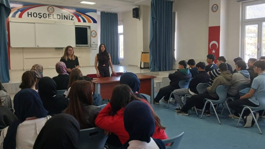 Eskişehir'de öğrenci ve velilere dijital bağımlılık eğitimi verildi