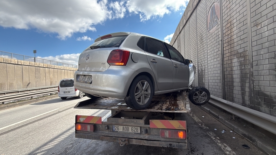 Eskişehir çevreyolunda iki otomobil çarpıştı: 2 kadın yaralı, birinin durumu ağır!