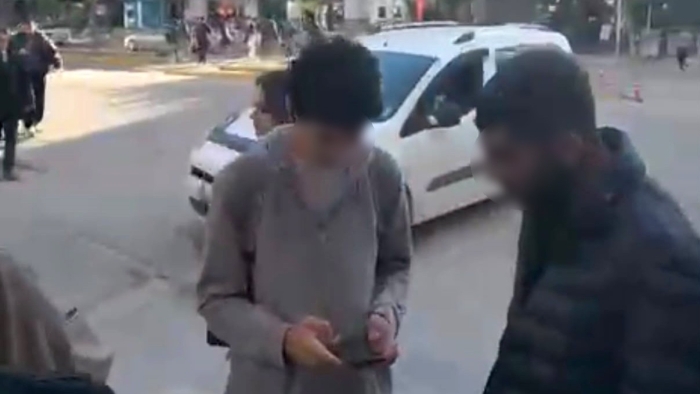 Eskişehir'de öğrenciye tespih satmaya çalışan şahsa vatandaş müdahalesi