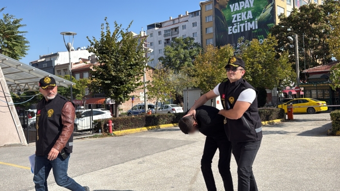 Eskişehir'de zorla tespih satan şüpheli adliyeye sevk edildi