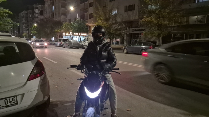 Eskişehir'de kadın sürücü motosikletlinin üzerine yürüdü