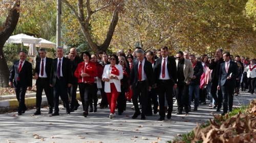 Eskişehir'de dev Türk bayrağıyla Cumhuriyet Yürüyüşü