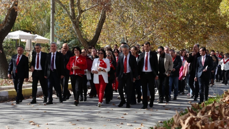 Eskişehir'de dev Türk bayrağıyla Cumhuriyet Yürüyüşü