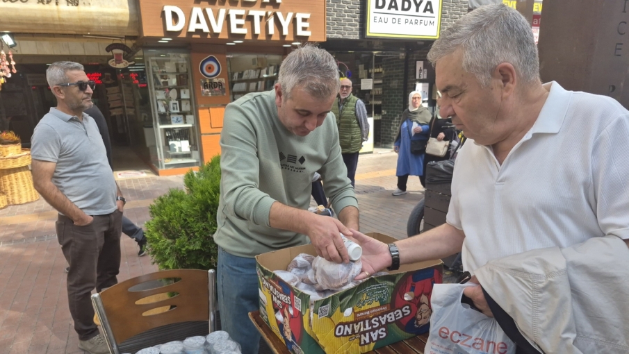 Eskişehir'de iyilik köprüsü kurdu: Her gün ücretsiz simit, ayran ve su dağıtıyor