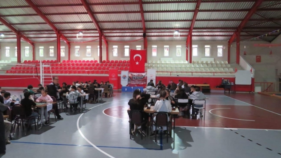 Eskişehir'de 65 çocuk Cumhuriyet Bayramı için satrançta buluştu