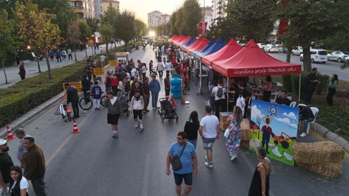 Atatürk Bulvarı’nda Arabasız Pazar: Cadde çocuklara ve yayalara kaldı