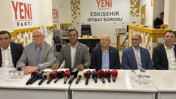YENİ Parti’den Eskişehir’de güç gösterisi: Başkanlar peş peşe rozet taktı