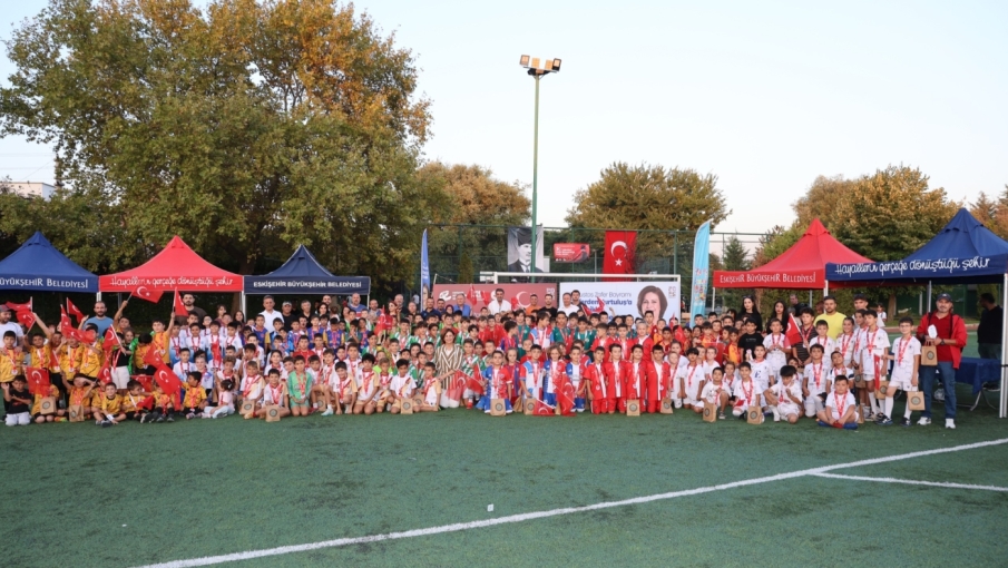 Eskişehir’de 700 minik futbolcu “Zaferden Kurtuluşa” için sahaya çıktı