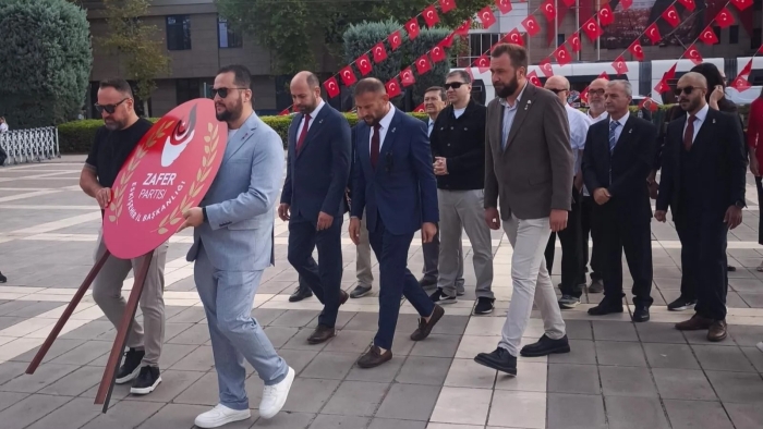 Zafer Partisi Eskişehir’den 30 Ağustos’ta Atatürk Anıtı’na çelenk