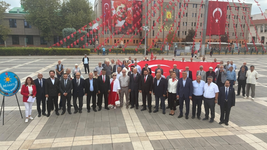 İYİ Parti Eskişehir’den 30 Ağustos’ta Atatürk Anıtı’na çelenk